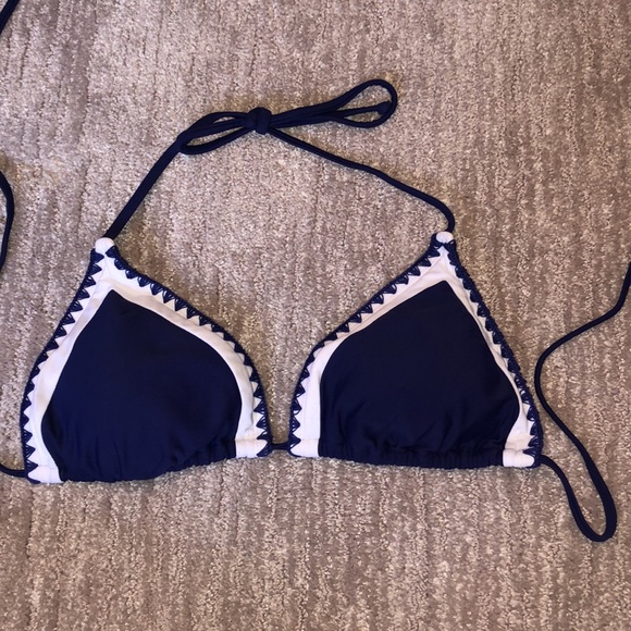 Bikinis - Picture 3 of 6